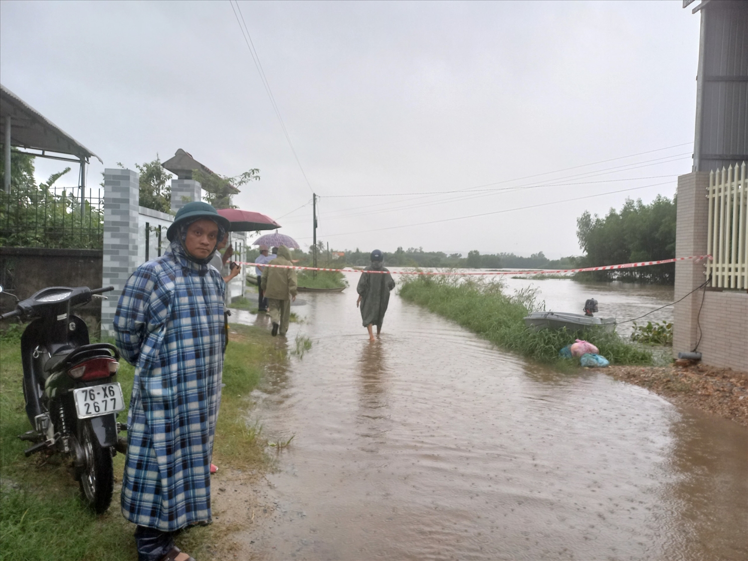 Nhiều tuyến đường nông thôn ở huyện Bình Sơn bị ngập, chia cắt giao thông
