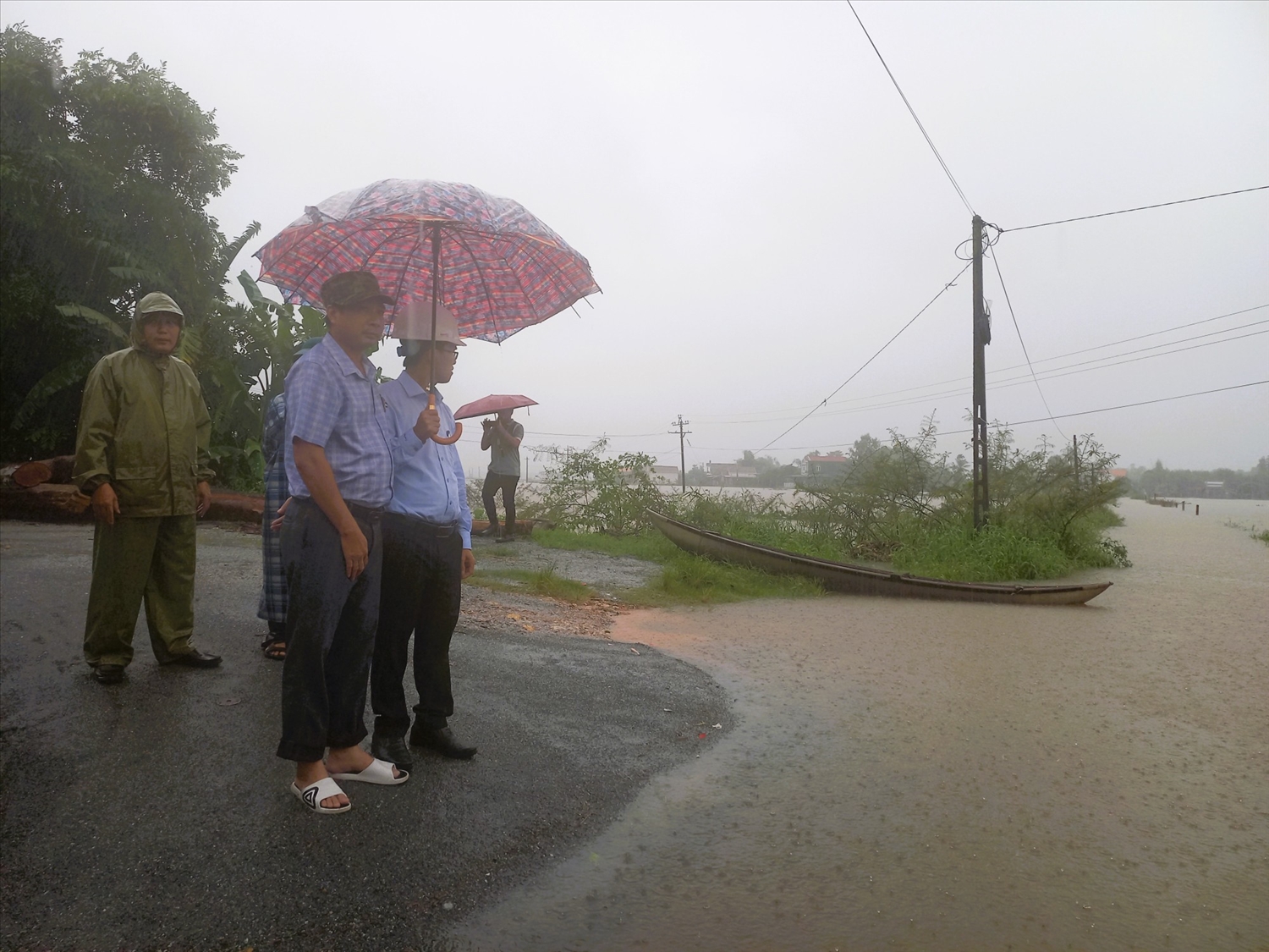 Lãnh đạo huyện Bình Sơn đi kiểm tra tình hình mưa lũ