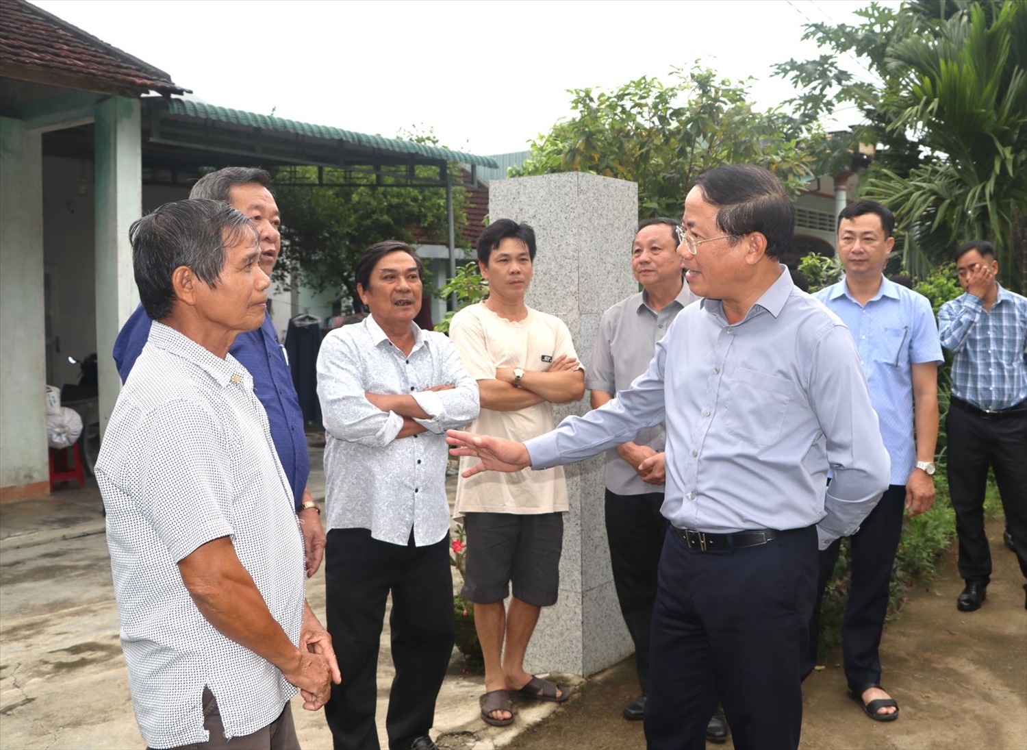 Chủ tịch UBND tỉnh Phạm Anh Tuấn thăm hỏi và động viên người dân nâng cao cảnh giác, sẵn sàng ứng phó khi xảy ra thiên tai