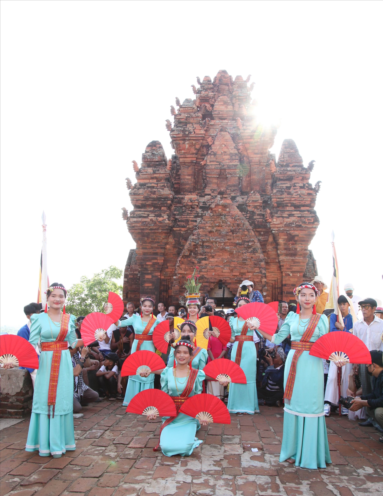 Các thiếu nữ Chăm duyên dáng trong vũ điệu dân gian tại tháp Pô Klong Garai