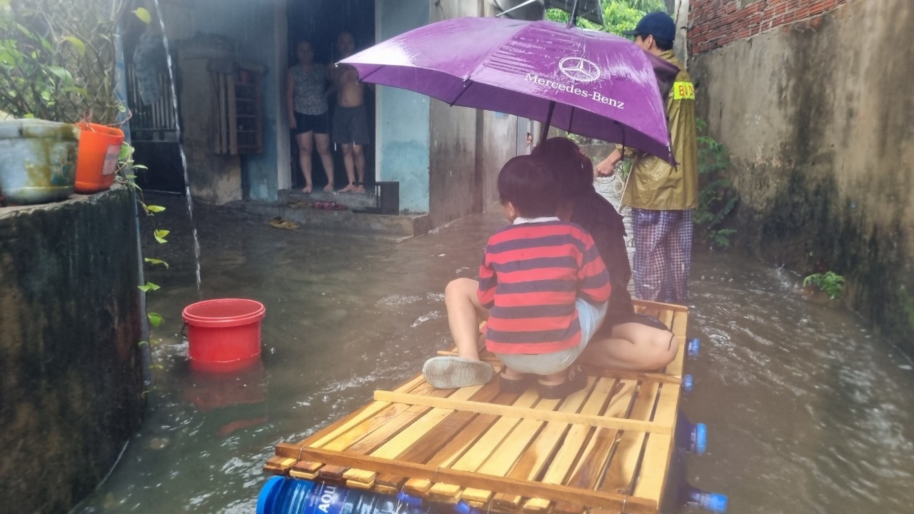 Người dân dùng một số phương tiện để di chuyển đồ đạt trong mùa mưa lũ