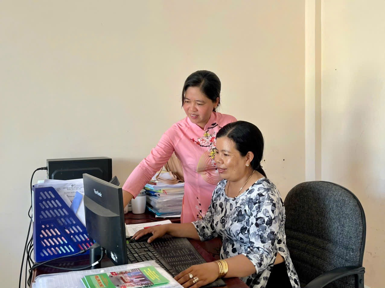 Bà Trần Kim Ly, Chủ tịch Ủy ban Mặt trận Tổ quốc Việt Nam xã Phú Mỹ (bìa phải) trao đổi công việc cùng đồng nghiệp.