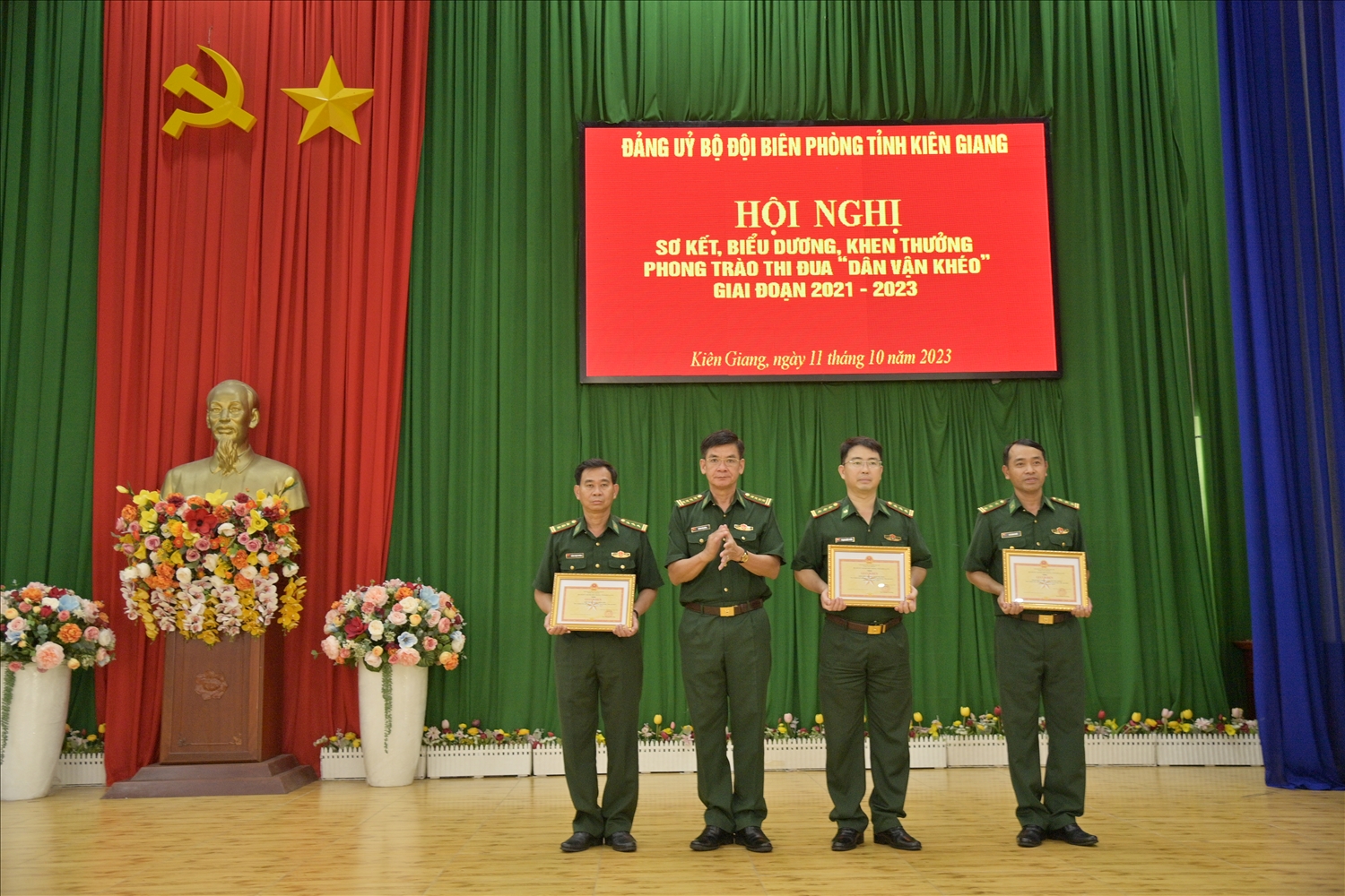 Đảng uỷ Bộ Chỉ huy BĐBP tỉnh Kiên Giang trao giấy khen đến các Đồn biên phòng có mô hình hiệu quả tiêu biểu