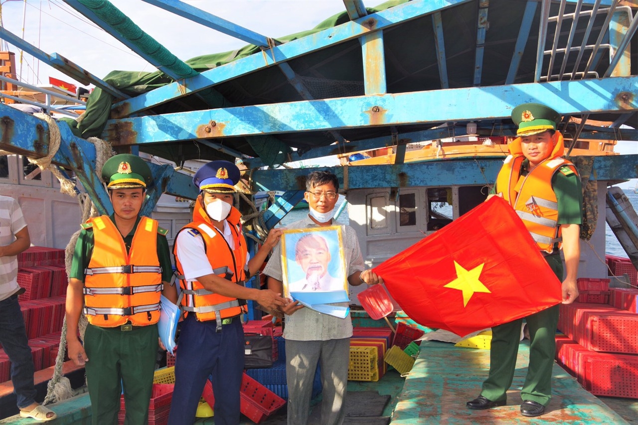 Đồn Biên phòng Thổ Châu, thuộc BĐBP tỉnh Kiên Giang ra quán vận động ngư dânchấp hành tốt trong phòng, chống khai thác IUU