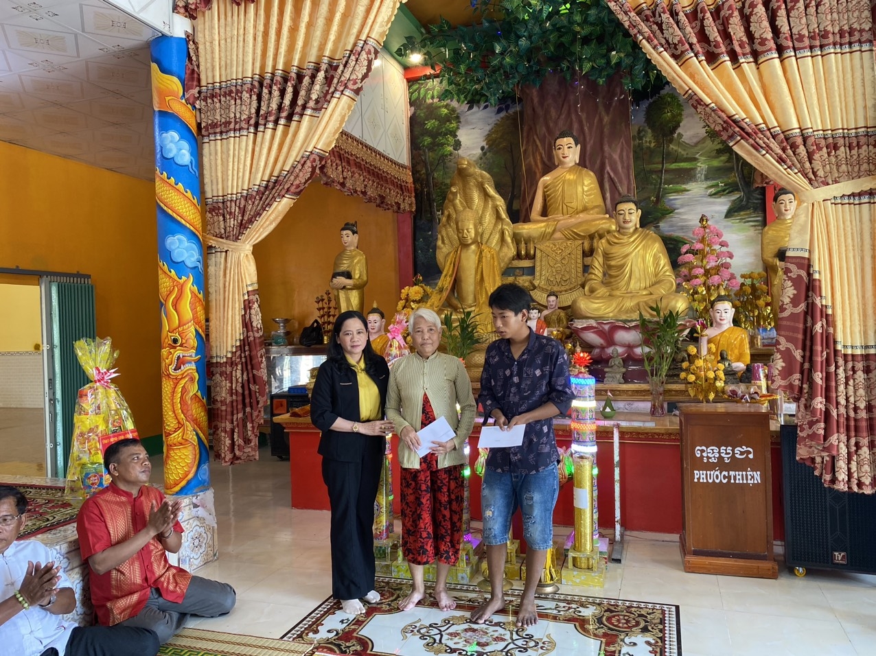 Bà Quách Kiều Mai, Phó trưởng Ban Dân tộc tỉnh cà Mau, thăm gia đình chính sách tại chùa Rạch Cui ( Trần Văn Thời)