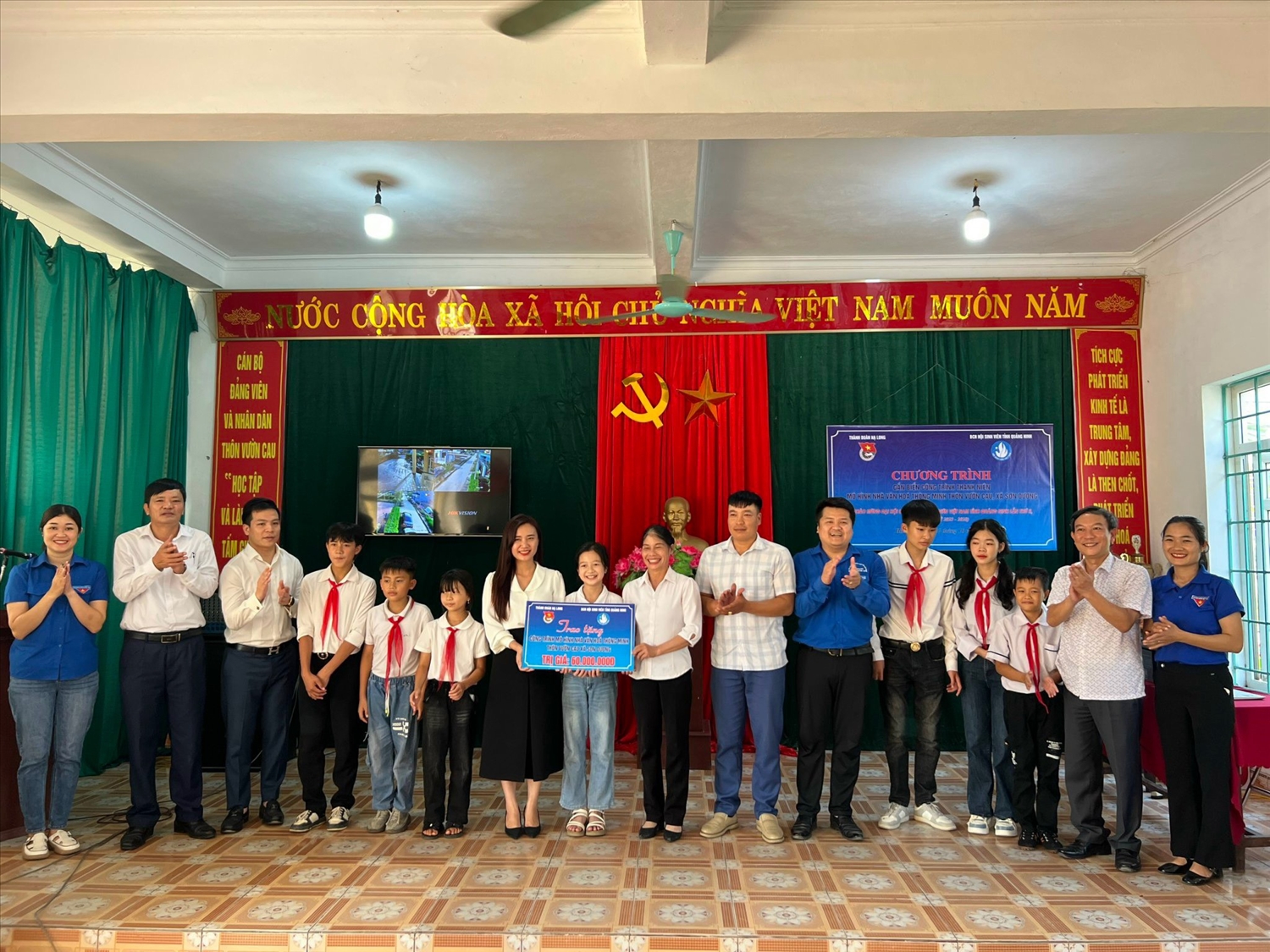 Ban Chấp hành Hội Sinh viên Việt Nam đã gắn biển và trao tặng công trình nhà văn hóa thông minh thôn Vườn Cau, xã Sơn Dương