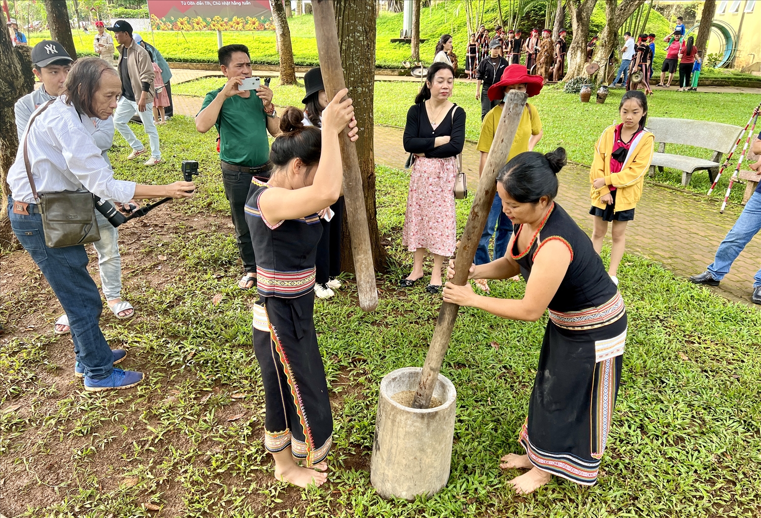 Cách chế biến món ăn truyền thống của dân tộc Ba Na, giã gạo, vò lá mì… thu hút khán giả đến tham quan, trải nghiệm