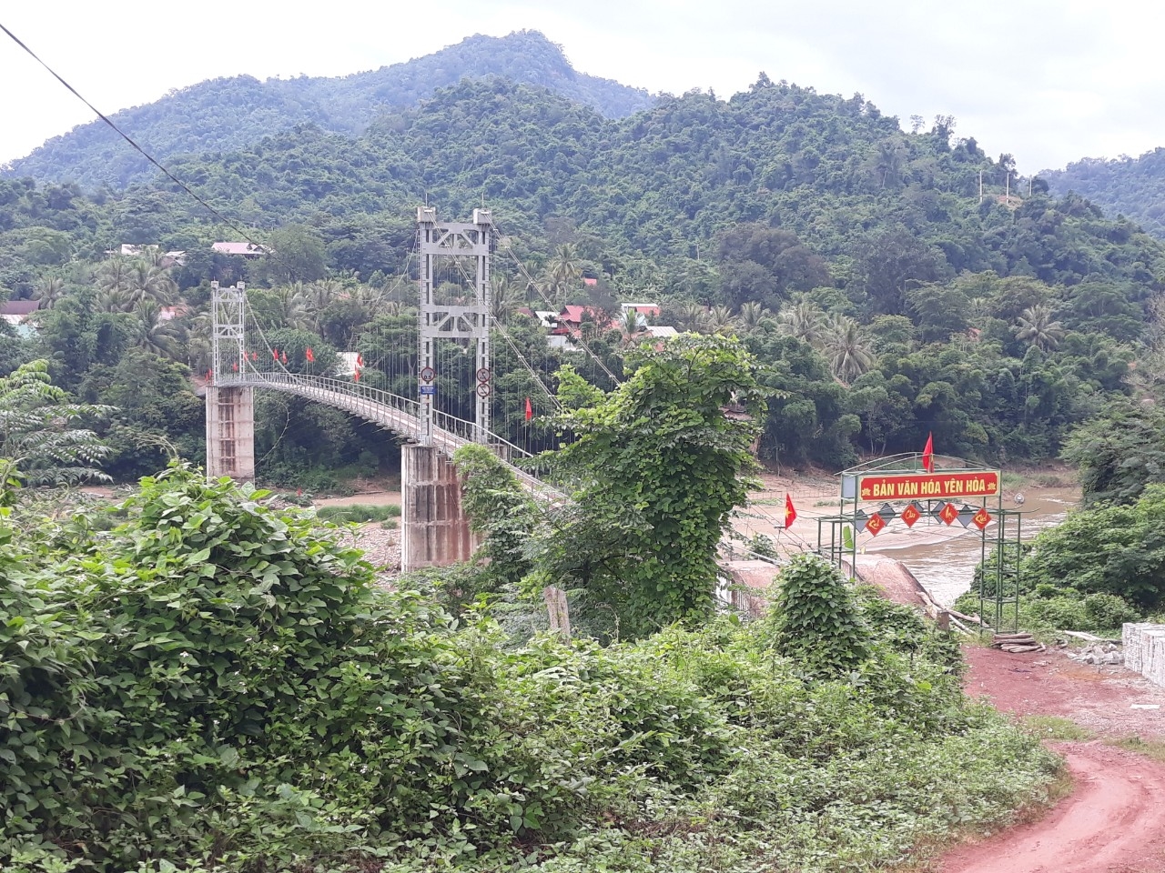 Cây cầu treo bản Yên Hòa là cánh cửa mở ra thế giới bên ngoài với 3 bản khác bên kia sông
