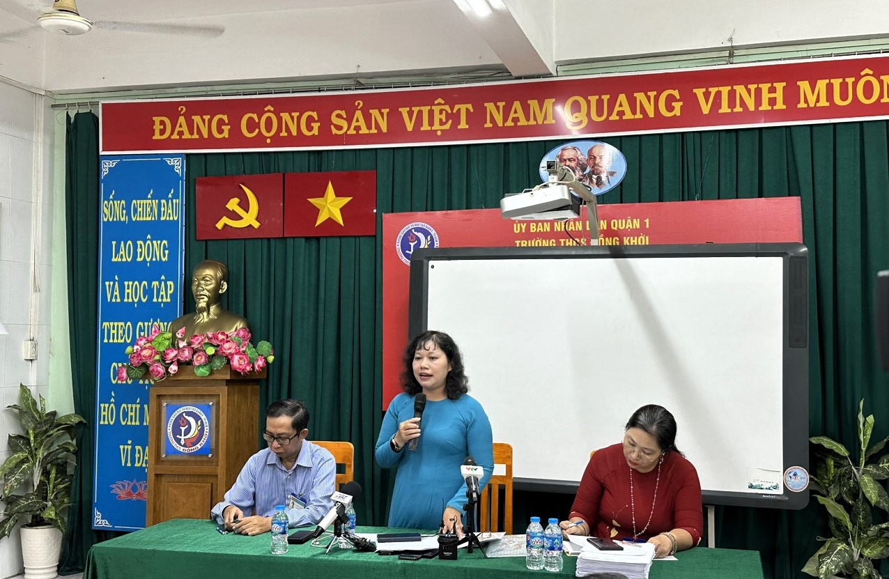 Bà Hồ Thị Ngọc Sương - Hiệu trưởng Trường THCS Đồng Khởi (Quận 1, TP Hồ Chí Minh) cung cấp thông tin cho báo chí