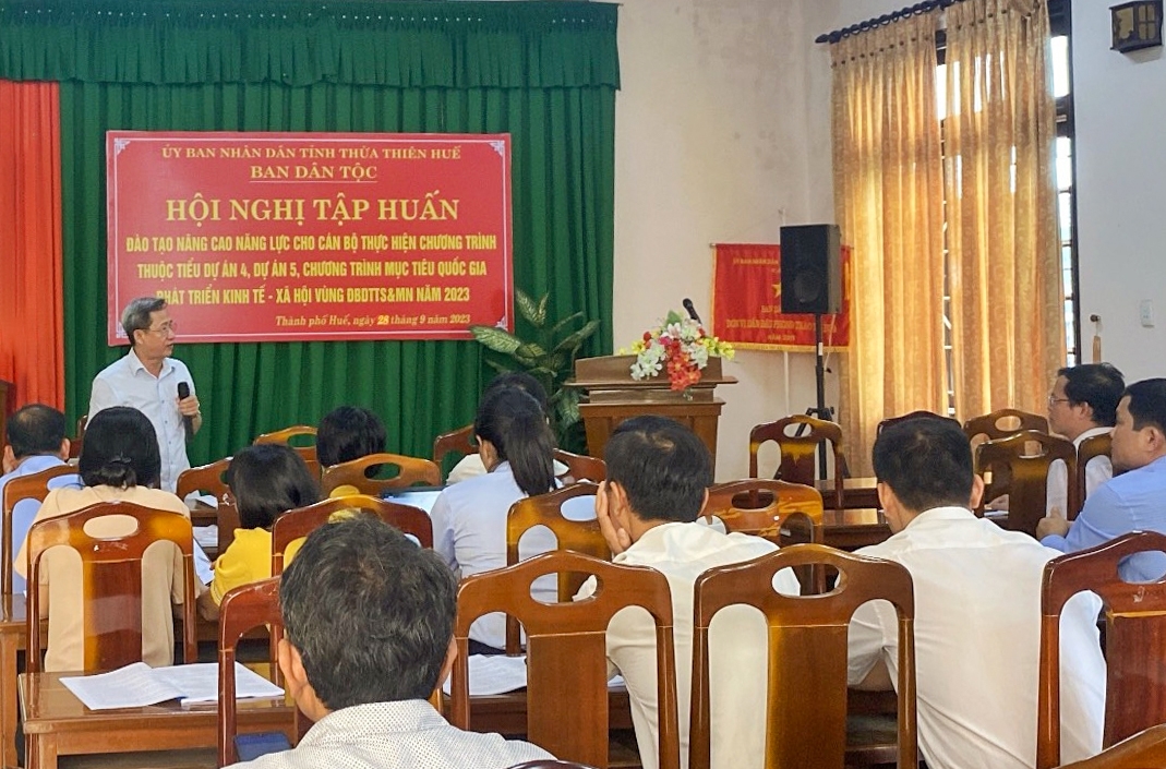 Ông Lê Xuân Hải - Phó Trưởng Ban Dân tộc tỉnh Thừa Thiên Huế truyền đạt các các nội dung tại Hội nghị tập huấn.