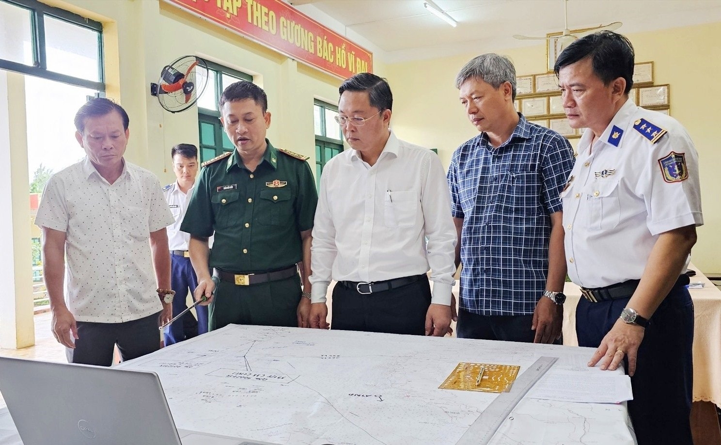Chủ tịch UBND tỉnh Quảng Nam Lê Trí Thanh cùng các lực lượng chức năng đang tích cực chỉ đạo công tác tìm kiếm các ngư dân. (Ảnh N.Quỳnh)