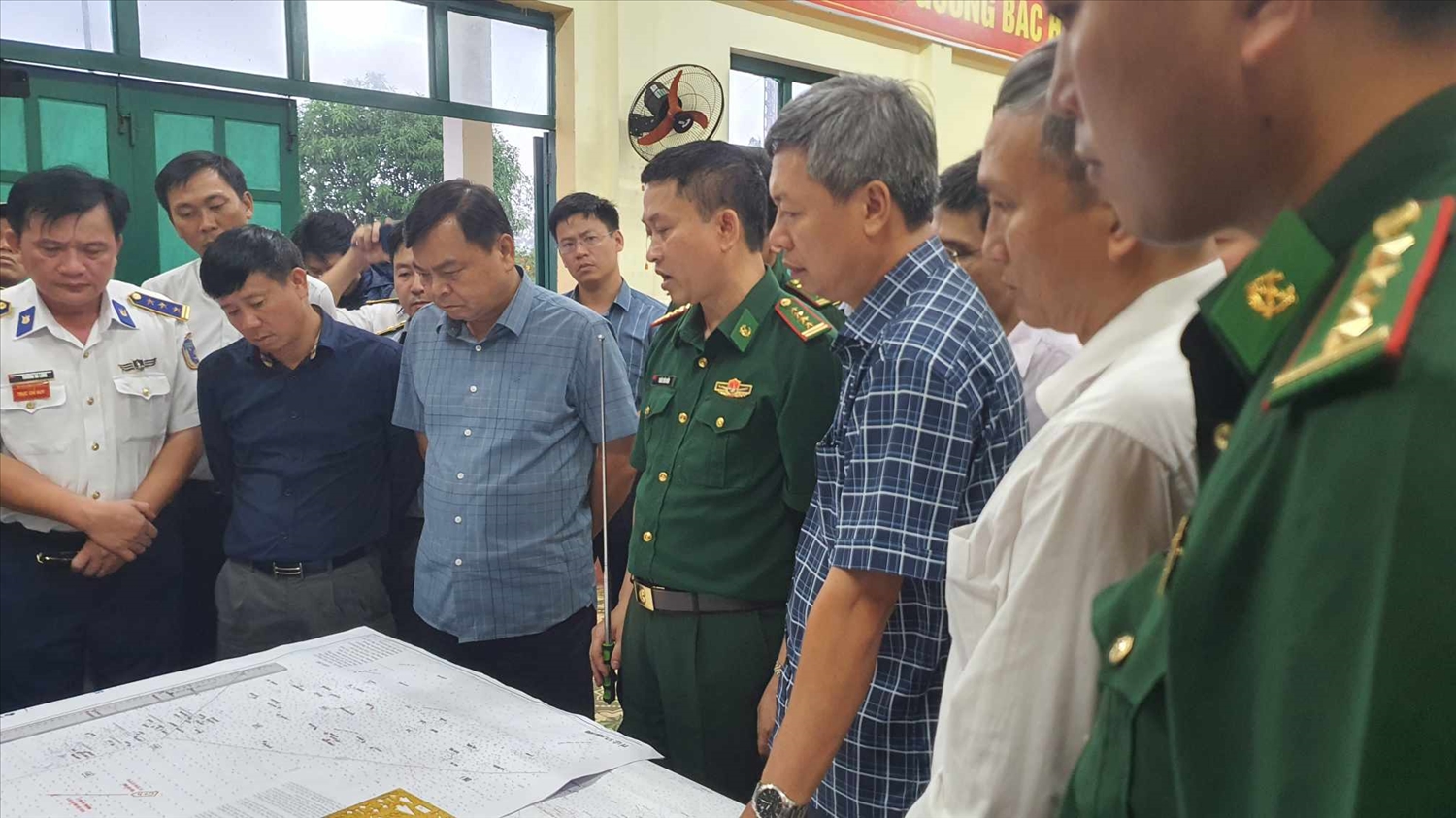 Thử trưởng Bộ NN&PTNT Nguyễn Hoàng Hiệp (thứ 3 từ trái sang) chỉ đạo công tác tìm kiếm các nạn nhân mất tích. (Ảnh C.Thành)