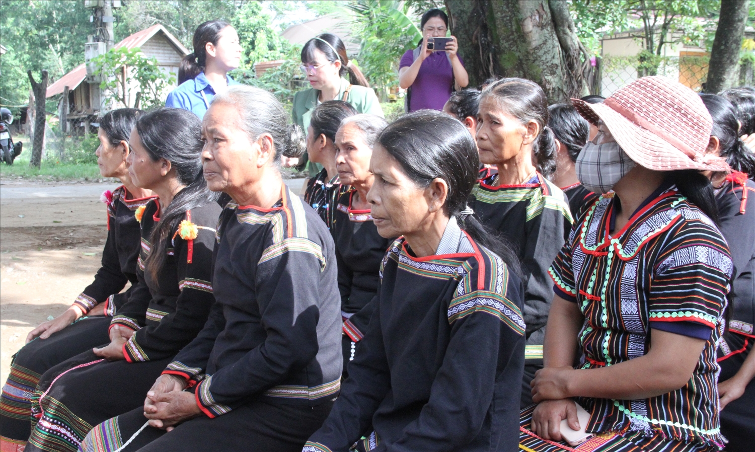 Các nghệ nhân làng gốm thủ công Dơng Bắk và học viên dự Lễ khai giảng