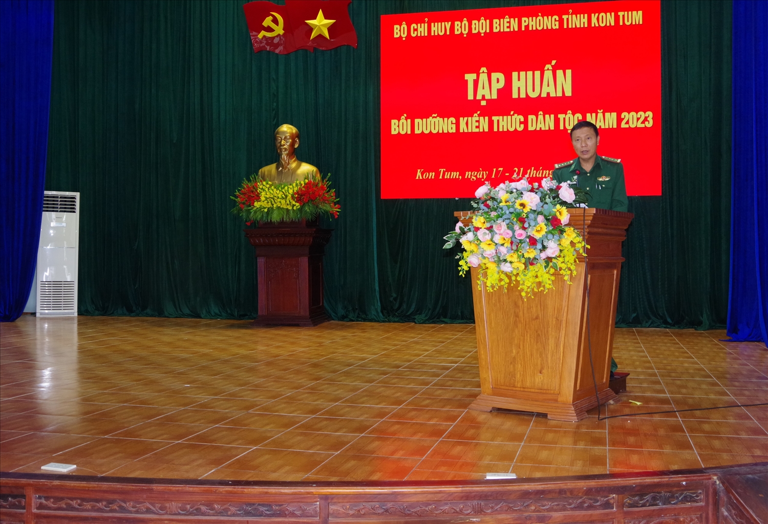 Đại tá Lê Minh Chính - Chính uỷ BĐBP tỉnh Kon Tum phát biểu khai mạc lớp tập huấn 