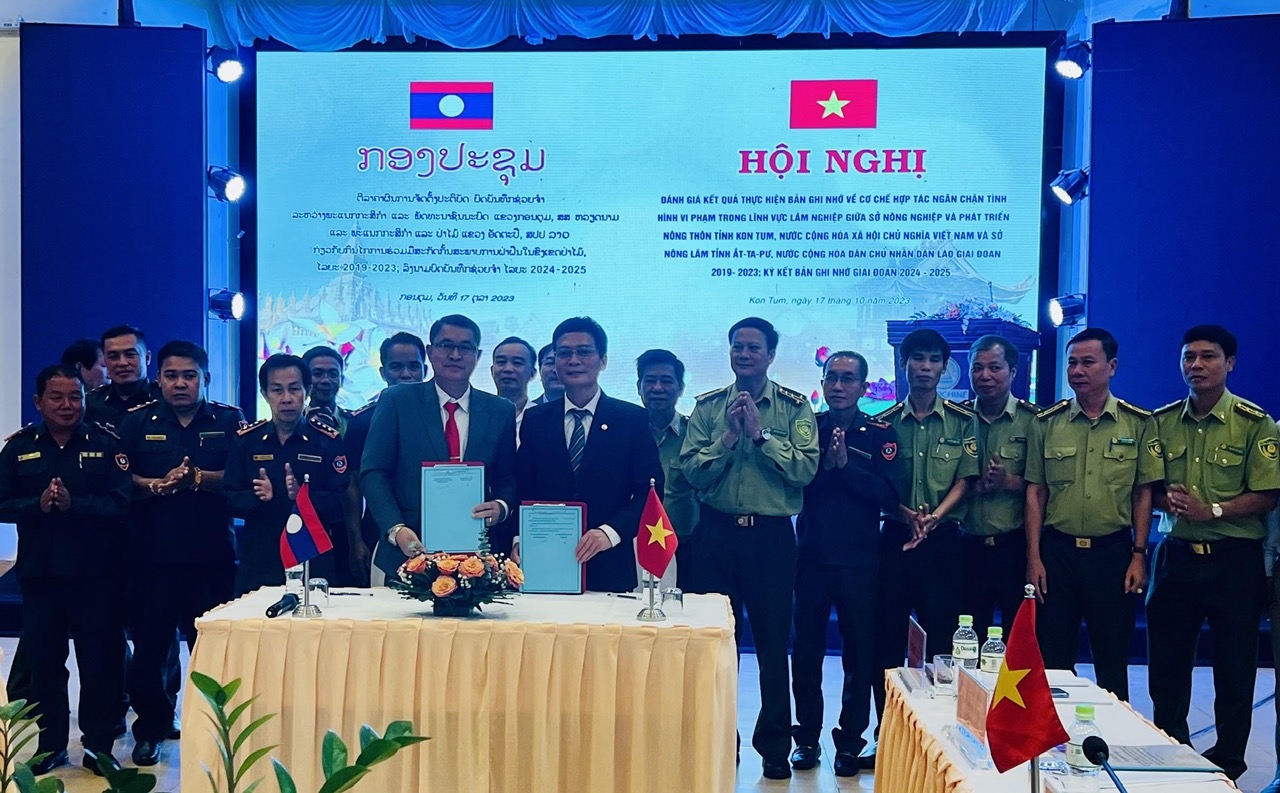 Lãnh đạo Sở Nông nghiệp và Phát triển Nông thôn tỉnh Kon Tum (Việt Nam) và Sở Nông lâm tỉnh Attapư (Lào) ký kết Bản ghi nhớ giai đoạn 2024-2025