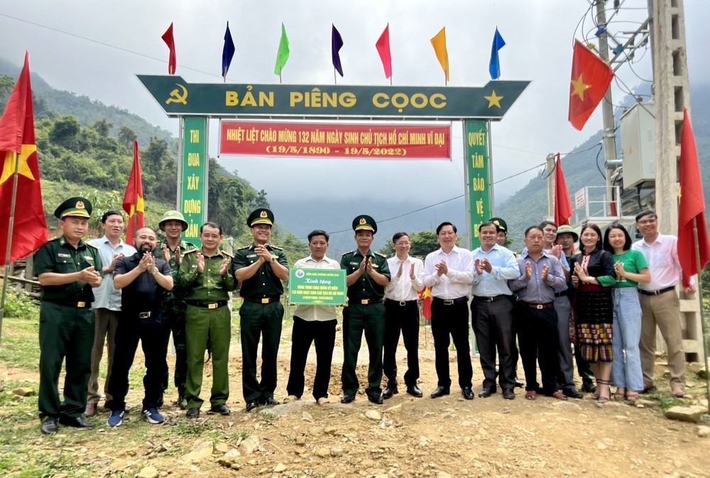 Đồn biên phòng Nhôn Mai, huyện Tương Dương bàn giao công trình cổng chào bản Piêng Cọc cho người dân xã biên giới Nhôn Mai 