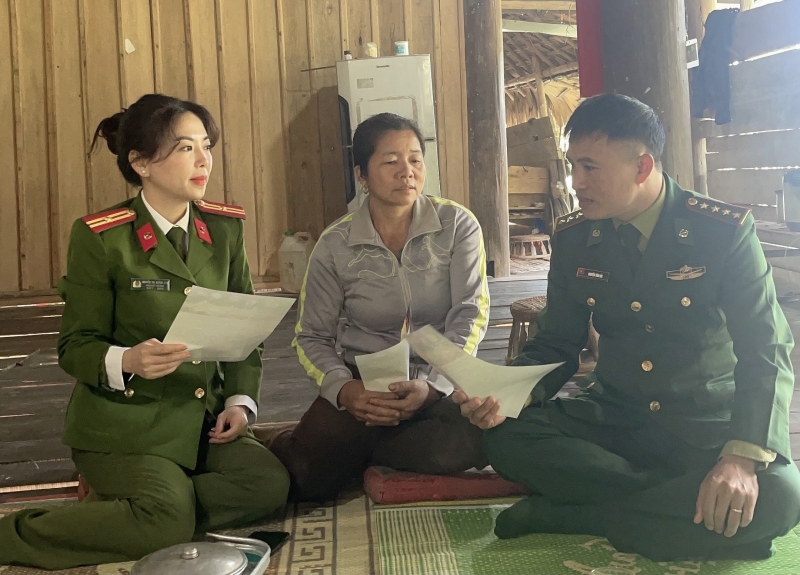 Cán bộ Đồn Biên phòng 555 phối hợp cùng Cán bộ Phòng Cảnh sát QLHC về TTXH Công an tỉnh Nghệ An đến tận nhà để tuyên truyền, vận động Nhân dân chấp hành nghiêm pháp luậ, an ninh biên giới