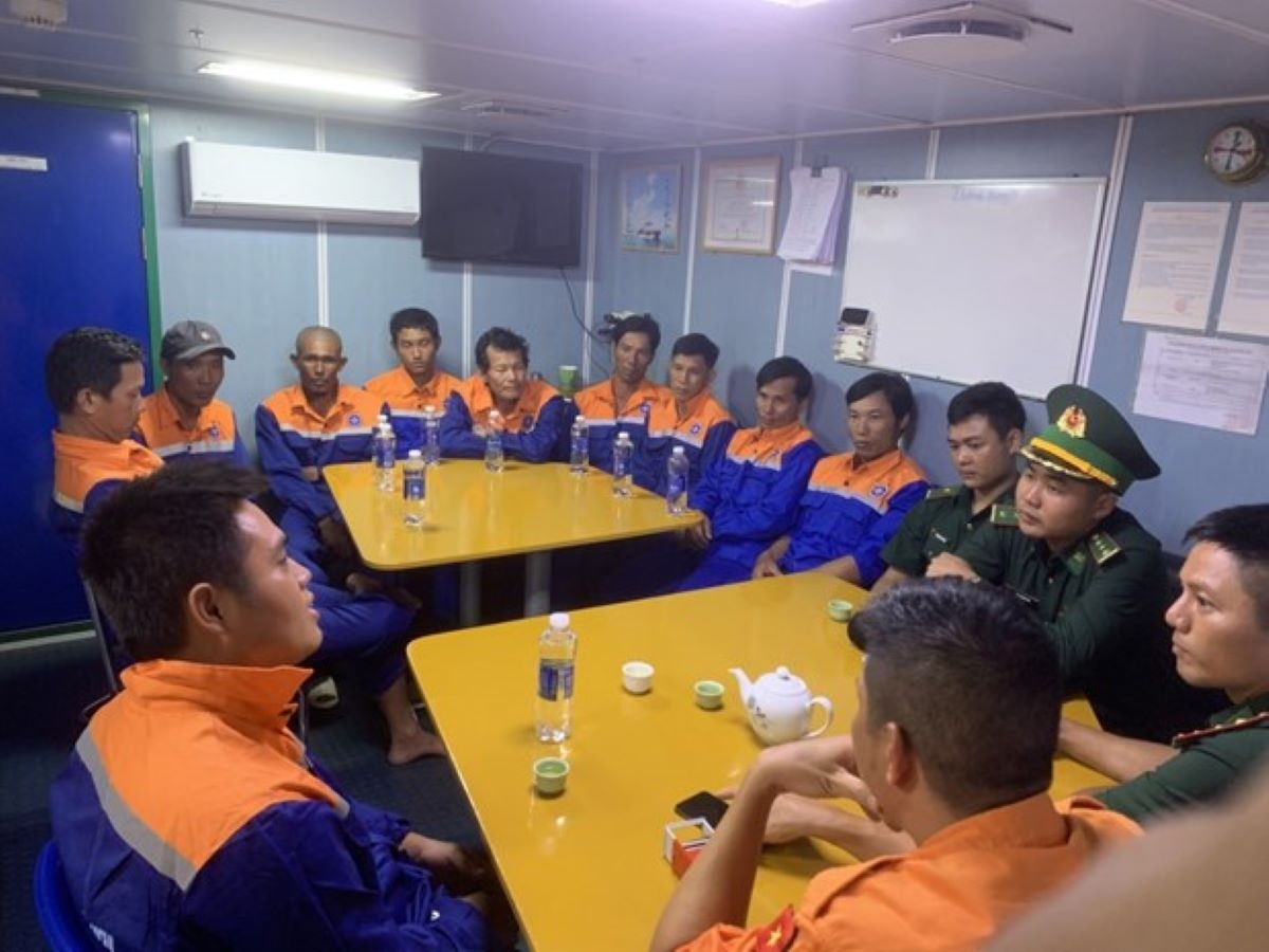 (Tin): Quảng Bình: Cứu thành công 10 thuyền viên gặp nặn trên biển