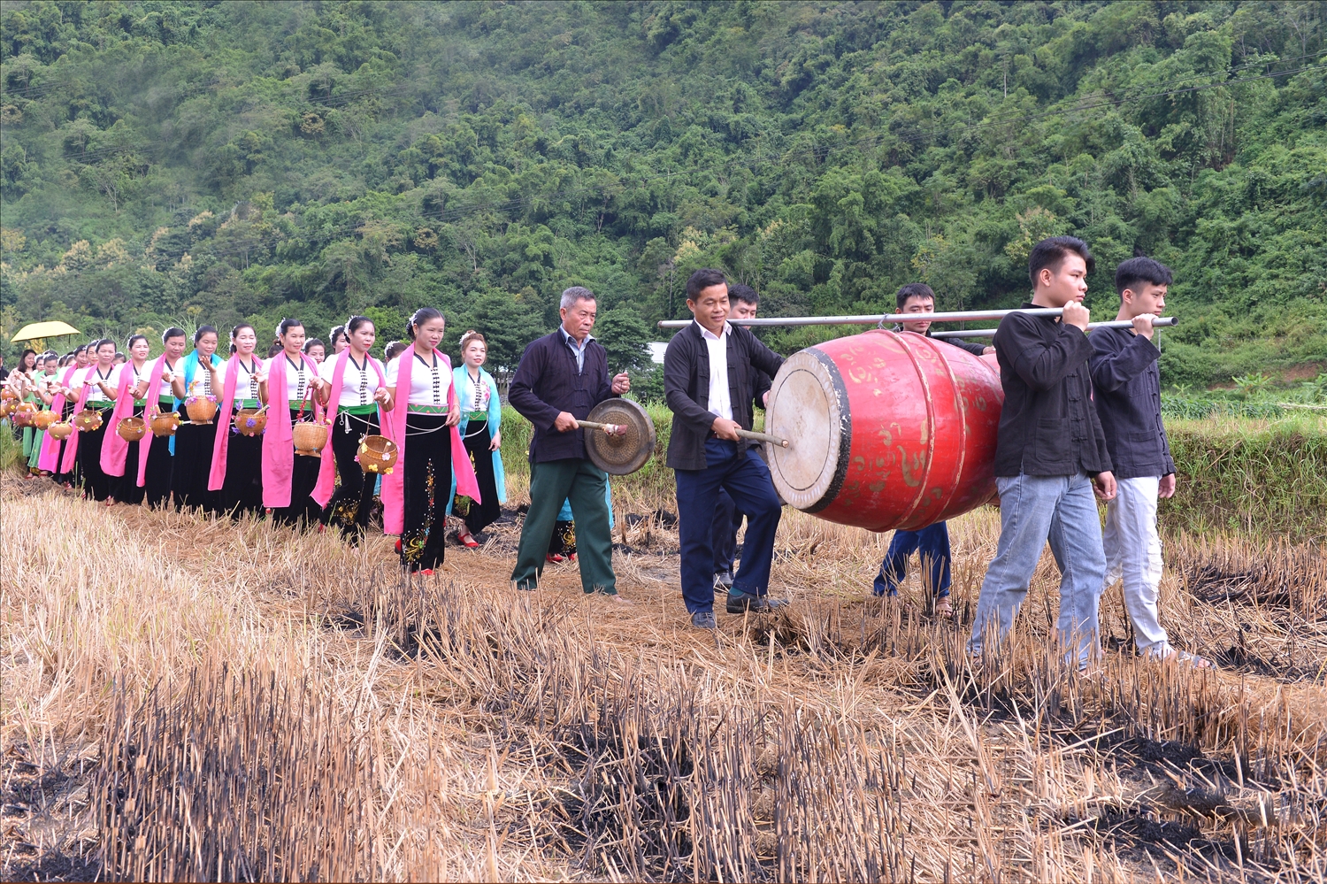 Nghi thức rước hồn lúa diễn ra trên cánh đồng Huổi Én vùng Mường So, Phong Thổ, là nghi lễ linh thiêng thể hiện đề cao nghề canh nông.