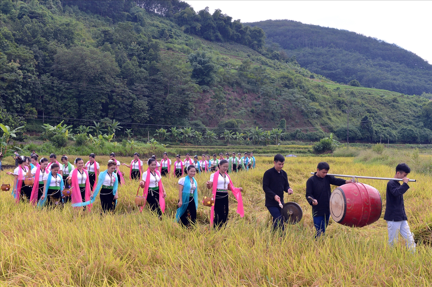 Đoàn rước lễ năm nay đi quanh cánh đồng Huổi Én, xã Mường So, Phong Thổ, một trong cánh đồng đẹp, phì nhiêu nhất Lai Châu.