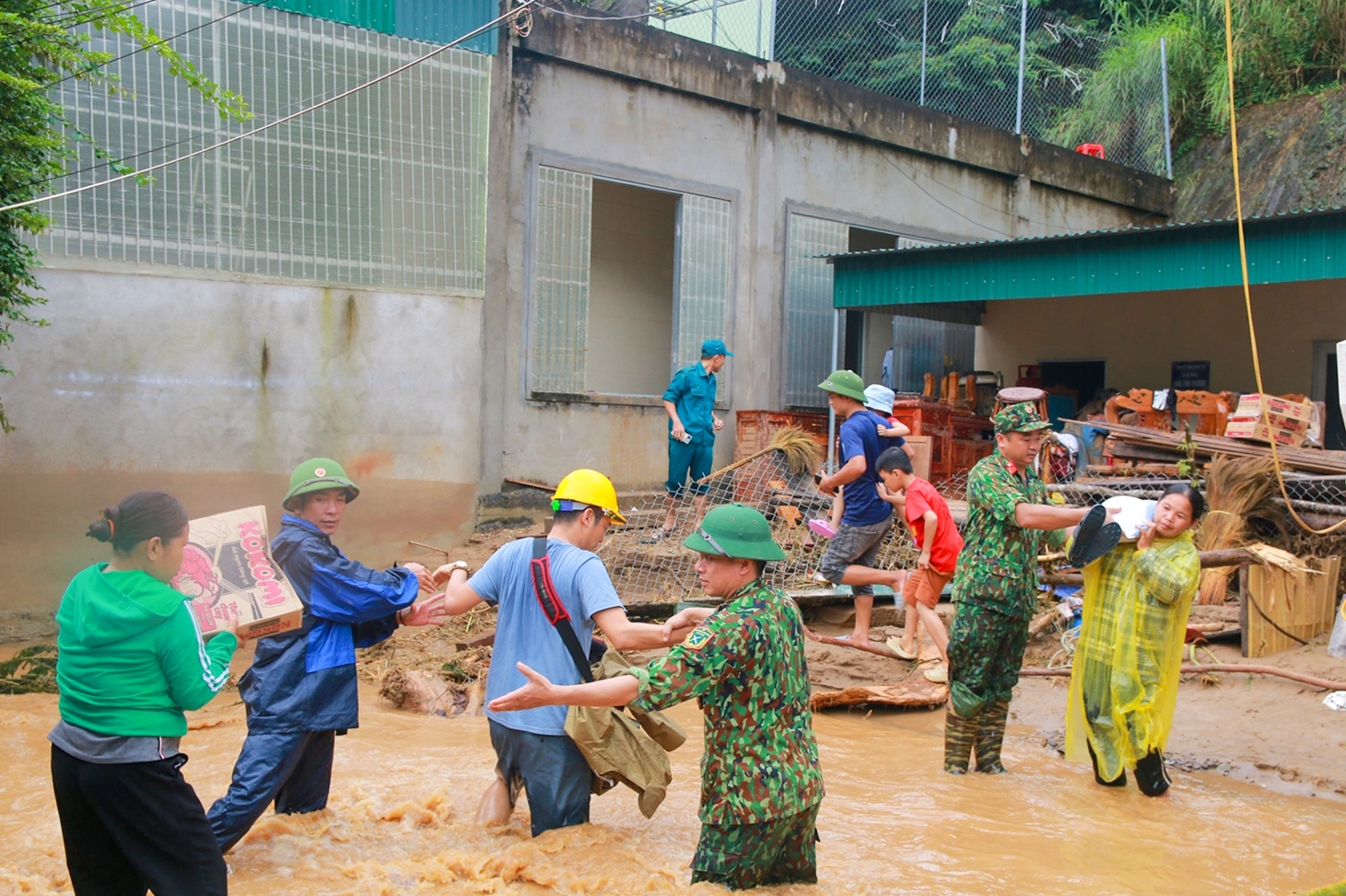 BĐBP giúp Nhân dân huyện Kỳ Sơn di chuyển người và tài sản trong mưa lũ