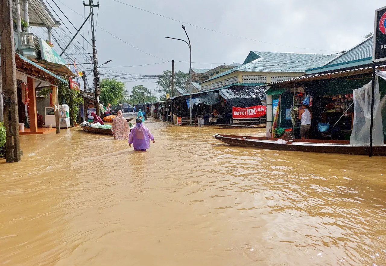 Nước lũ tràn vào khu dân cư ở xã Hải Phong (H.Hải Lăng, Quảng Trị)