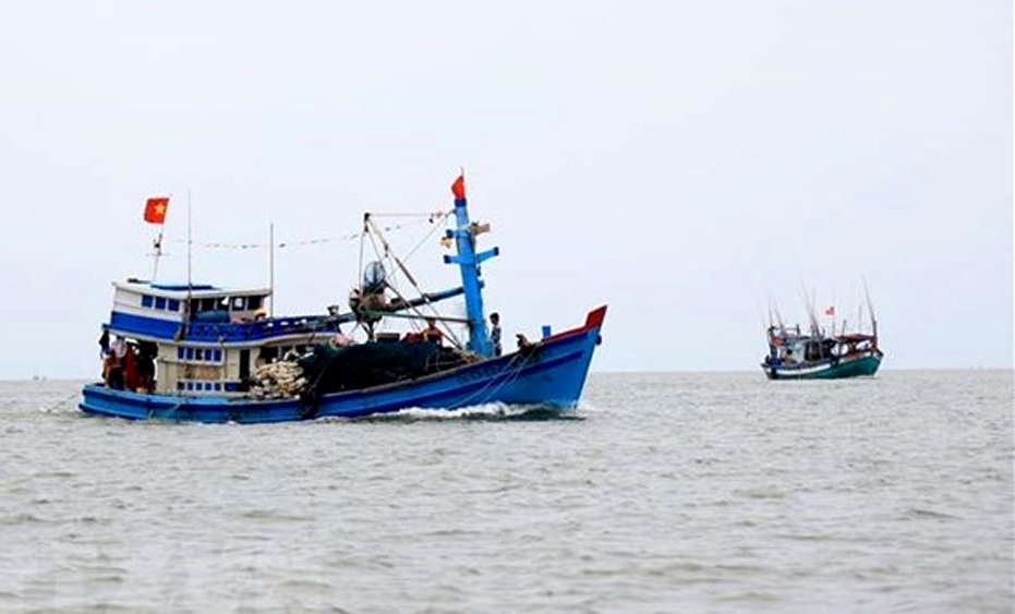 Các tàu cá hỗ trợ tìm kiếm ngư dân của tàu cá QNa 90129 TS đang mất tích