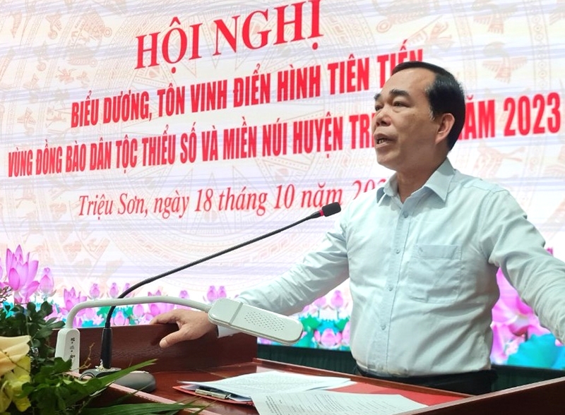 Ông Cầm Bá Tường - Phó Trưởng Ban Dân tộc tỉnh Thanh Hóa phát biểu tại Hội nghị