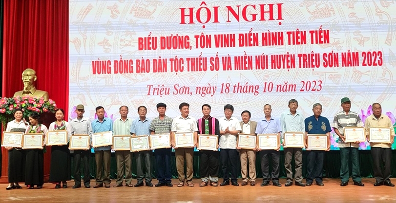 Các cá nhân được Chủ tịch UBND huyện Triệu Sơn tặng Giấy khen vì đã có thành tích tiêu biểu, điển hình tiên tiến trong vùng đồng bào DTTS &MN huyện Triệu Sơn giai đoạn 2021 - 2023