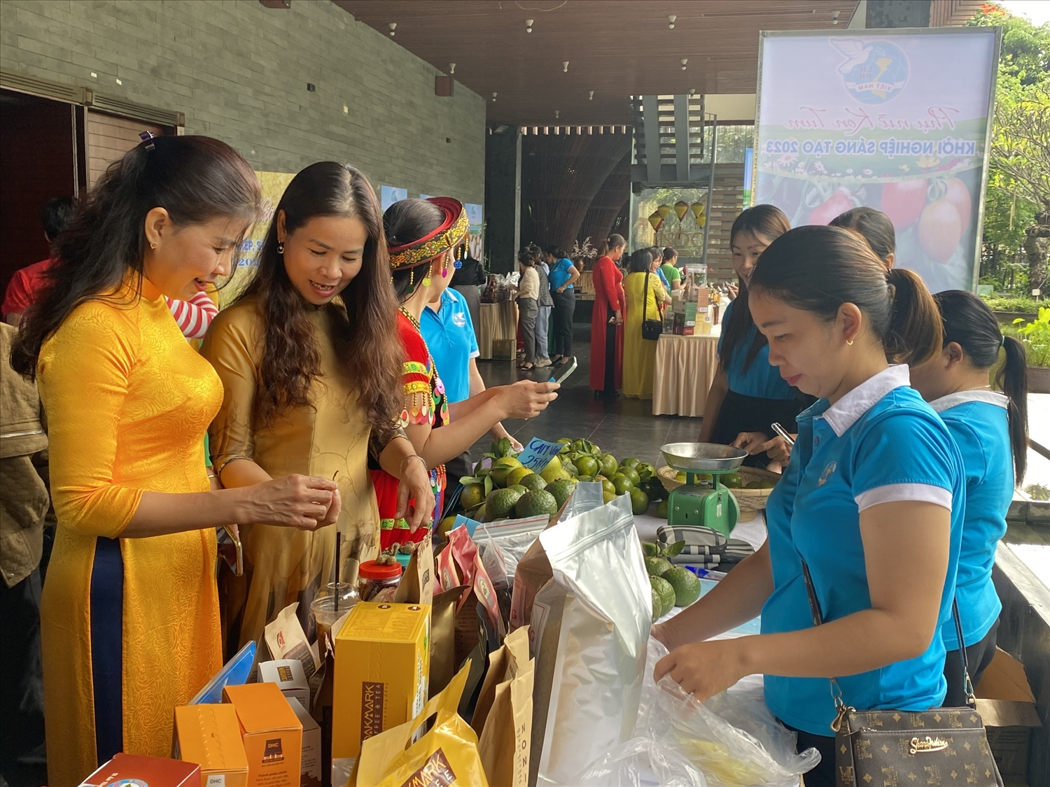 Hội LHPN huyện Đăk Hà trưng bày các sản phẩm khởi nghiệp của hội viên phụ nữ DTTS