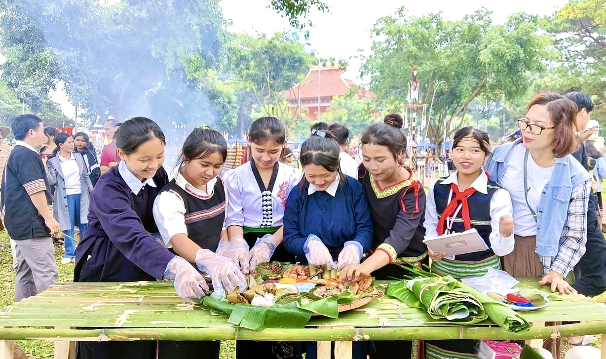  Các em học sinh DTTS trổ tài trong phần thi khéo tay tại Ngày hội văn hóa các DTTS lần thứ I, huyện Mang Yang