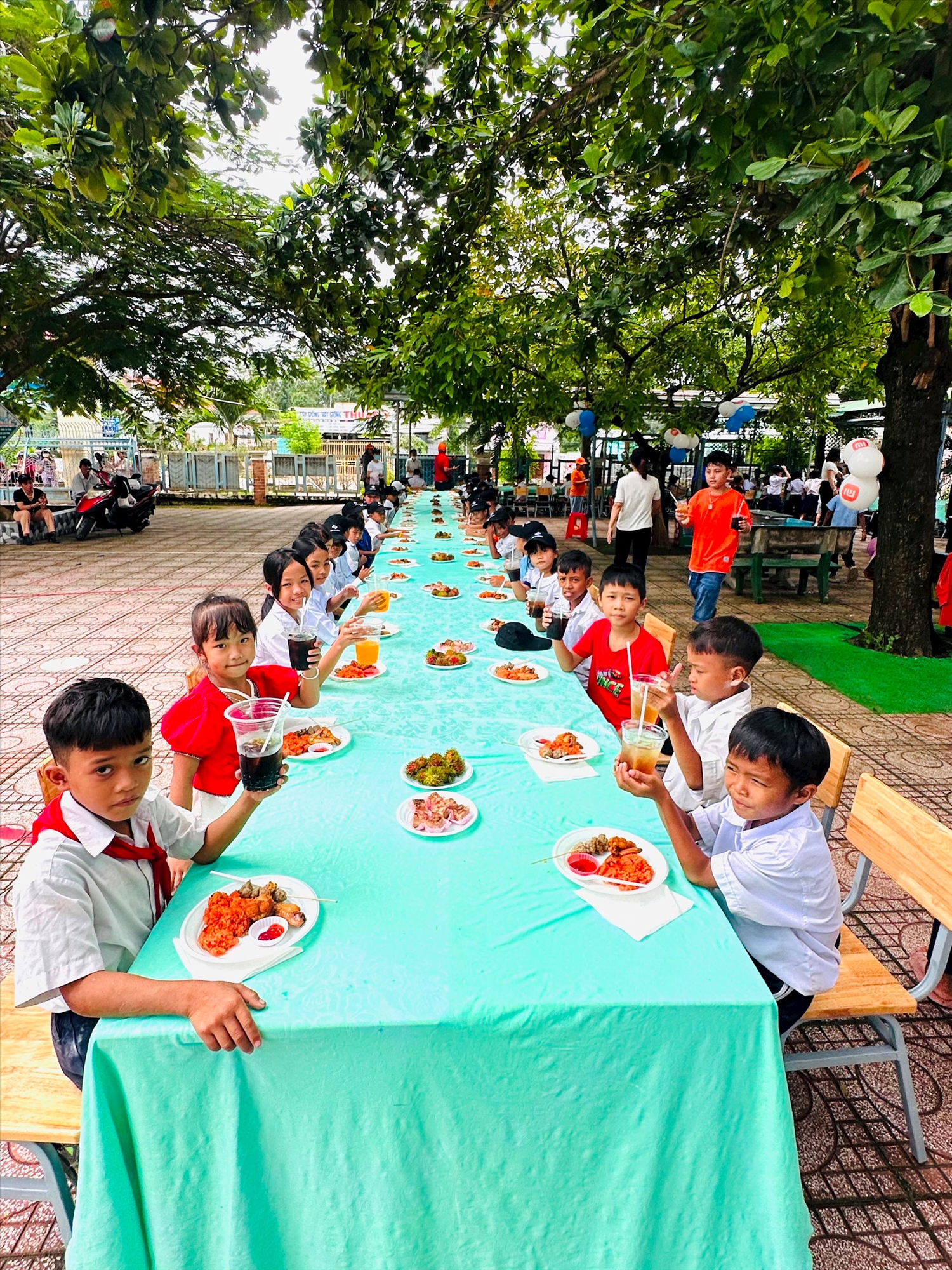 Các em học sinh DTTS của Trường tiểu học Tân Thành, xã Lạc Tánh, huyện Tánh Linh (Bình Thuận) với bữa 