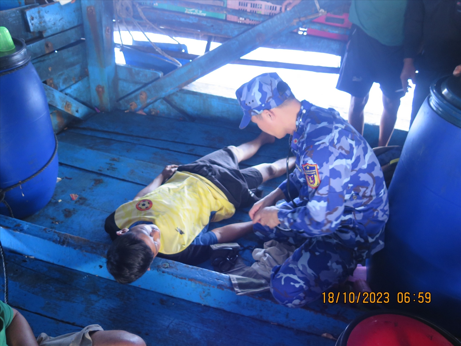 Lực lượng cứu hộ đã tiếp cận các ngư dân gặp nạn, hỗ trợ y tế