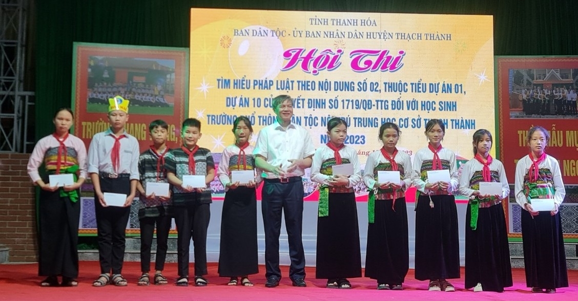 Trưởng Ban Dân tộc tỉnh Thanh Hóa - Mai Xuân Bình trao quà cho các em học sinh có hoàn cảnh đặc biệt khó khăn học giỏi