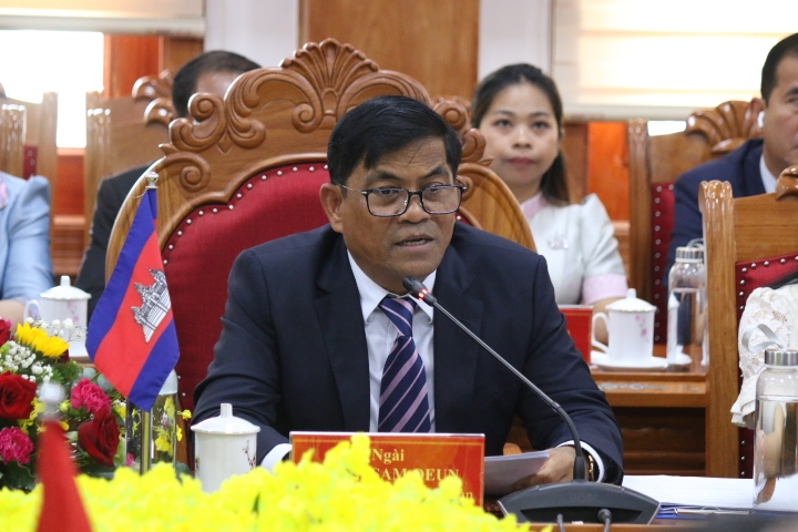 Ông Nhem Sam Oeun, Chủ tịch Đảng Nhân dân Campuchia tỉnh Ratanakiri, Tỉnh trưởng tỉnh Ratanakiri phát biểu tại Lễ ký kết