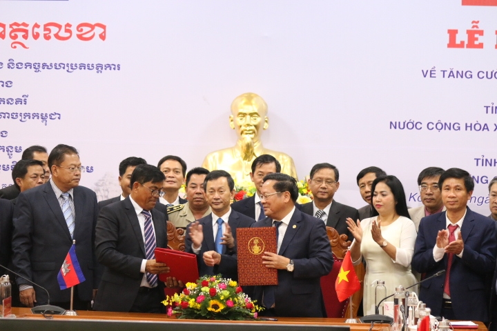 Lãnh đạo tỉnh Kon Tum và tỉnh Ratanakiri ký kết Biên bản ghi nhớ về tăng cường quan hệ hợp tác giai đoạn 2023 – 2028