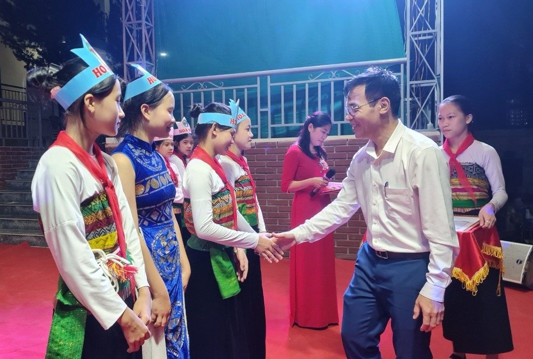 Ông Nguyễn Đình Tam Phó Chủ tịch UBND huyện Thạch Thành trao giải thưởng và chúc mừng các em đã đạt thành tích cáo tại Hội thi 