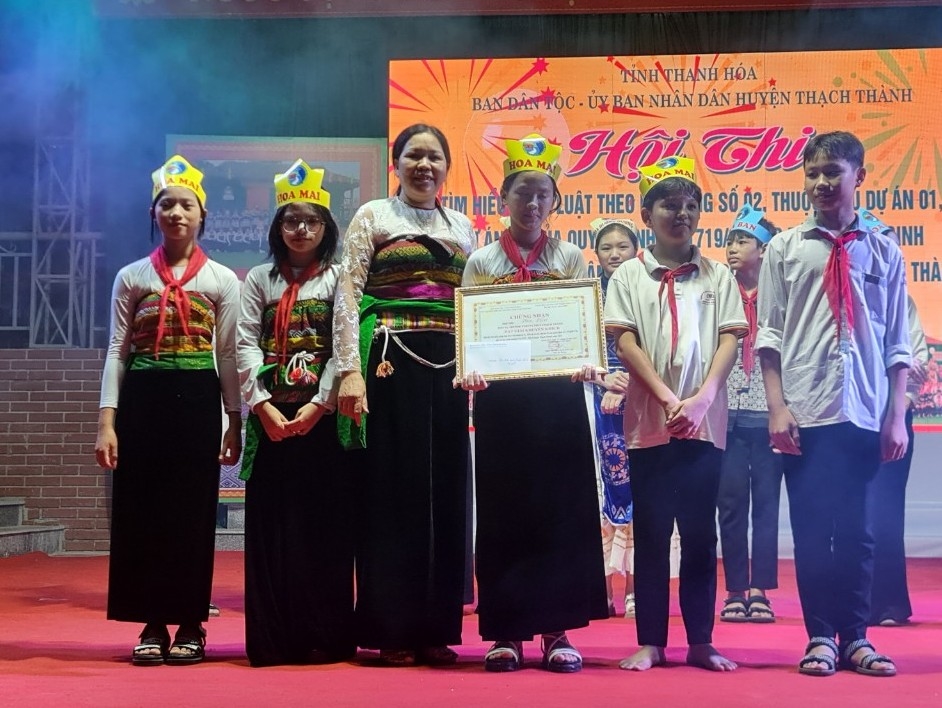 Cô Đinh Thị Hường, Hiệu trưởng Trường PTDTNT THCS Thạch Thành trao giải thưởng và chúc mừng các em đã đạt thành tích cao tại hội thi 