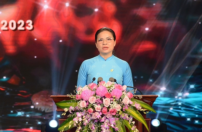 Bà Hà Thị Nga, Ủy viên Trung ương Đảng, Chủ tịch Hội Liên hiệp Phụ nữ Việt Nam phát biểu khai mạc chương trình