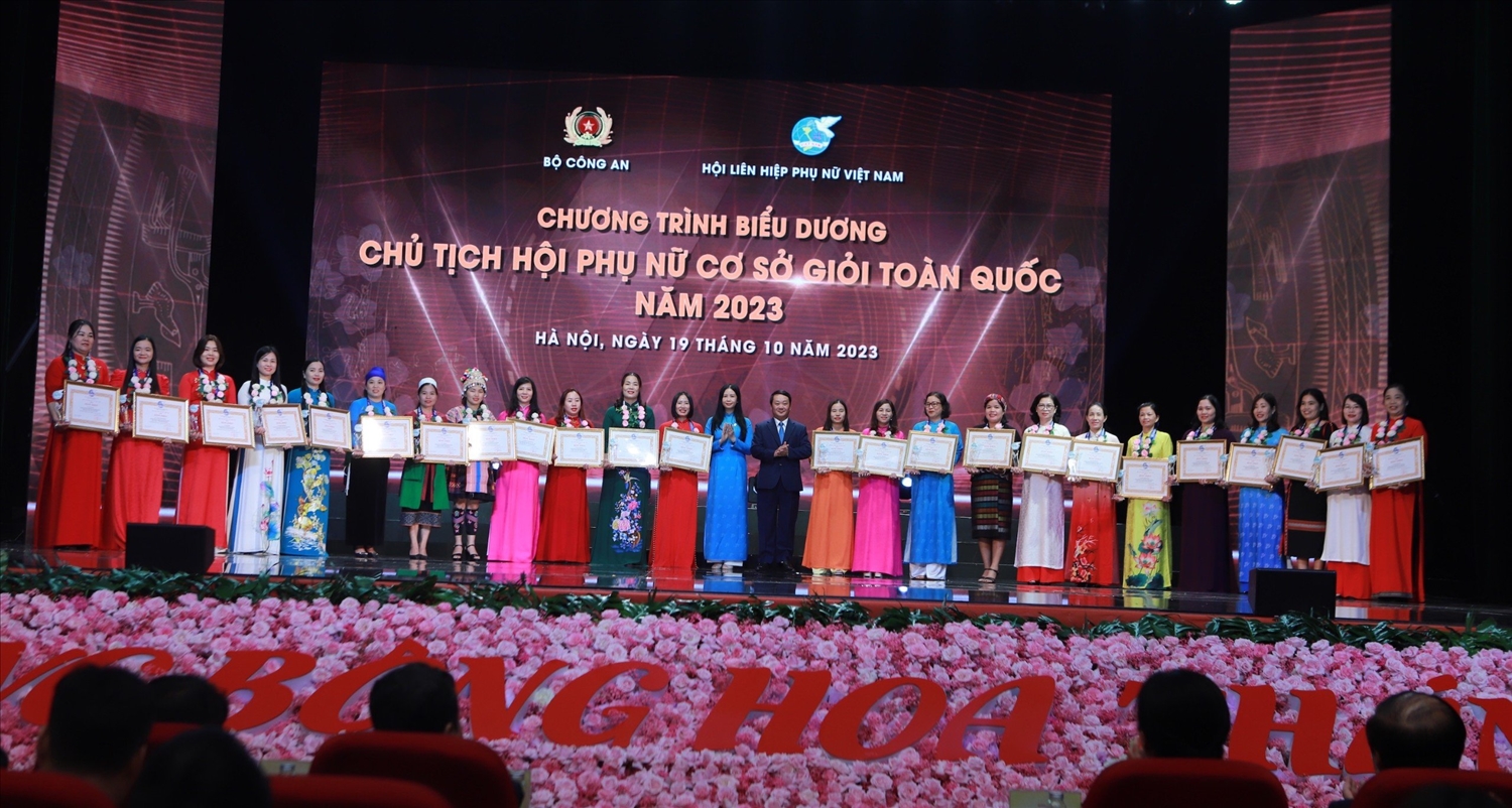 Bộ trưởng, Chủ nhiệm Ủy ban Dân tộc Hầu A Lềnh cùng bà Trần Lan Phương, Phó Chủ tịch Hội Liên hiệp Phụ nữ Việt Nam trao bằng khen cho các đại biểu