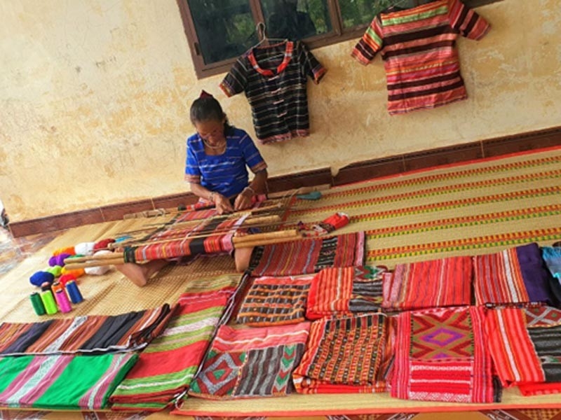 Bà Thị Mương cần mẫn giữ nghề dệt thổ cẩm truyền thống của đồng bào Stiêng (Ảnh: TL)
