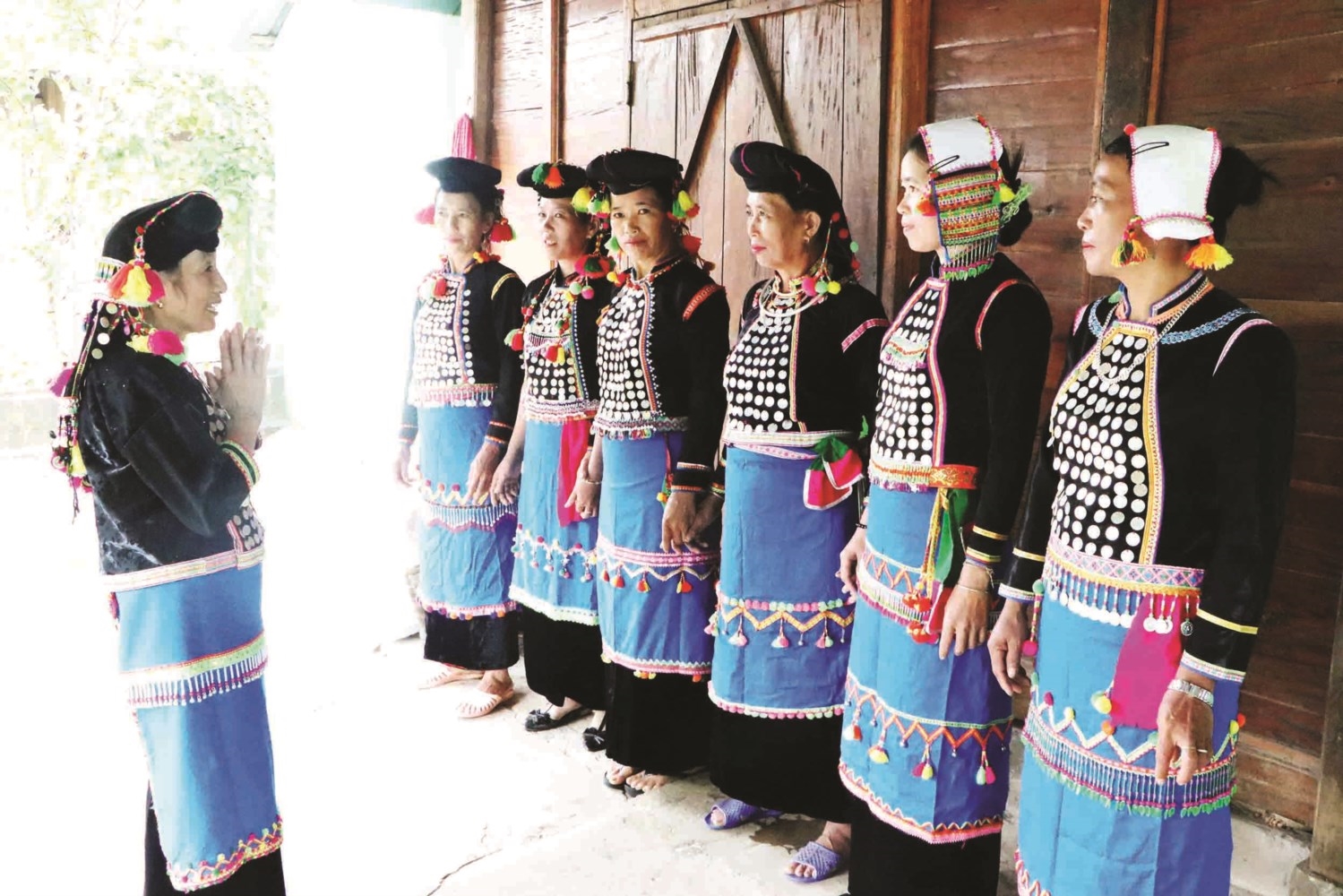 Bà Hù Thị Xuân miệt mài vận động từng chị em tham gia đội văn nghệ, cùng nhau ôn lại, truyền dạy những điệu múa, ca cổ của dân tộc mình (Ảnh: TL)