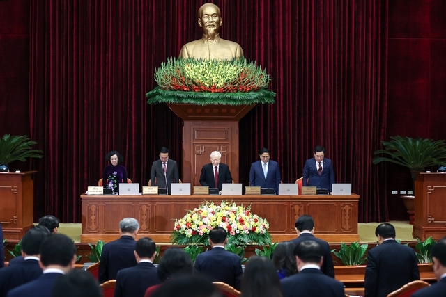 Trung ương dành một phút tưởng niệm cố Phó Thủ tướng Chính phủ Lê Văn Thành và các nạn nhân bị thiệt mạng bởi thiên tai, hoả hoạn vừa qua - Ảnh: VGP/Nhật Bắc