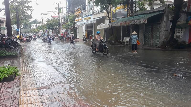 Nhiều tuyến đường nội ô TP Vĩnh Long ngập nước gây khó khăn cho việc đi lại của người dân (Ảnh: Hoàng Lộc)
