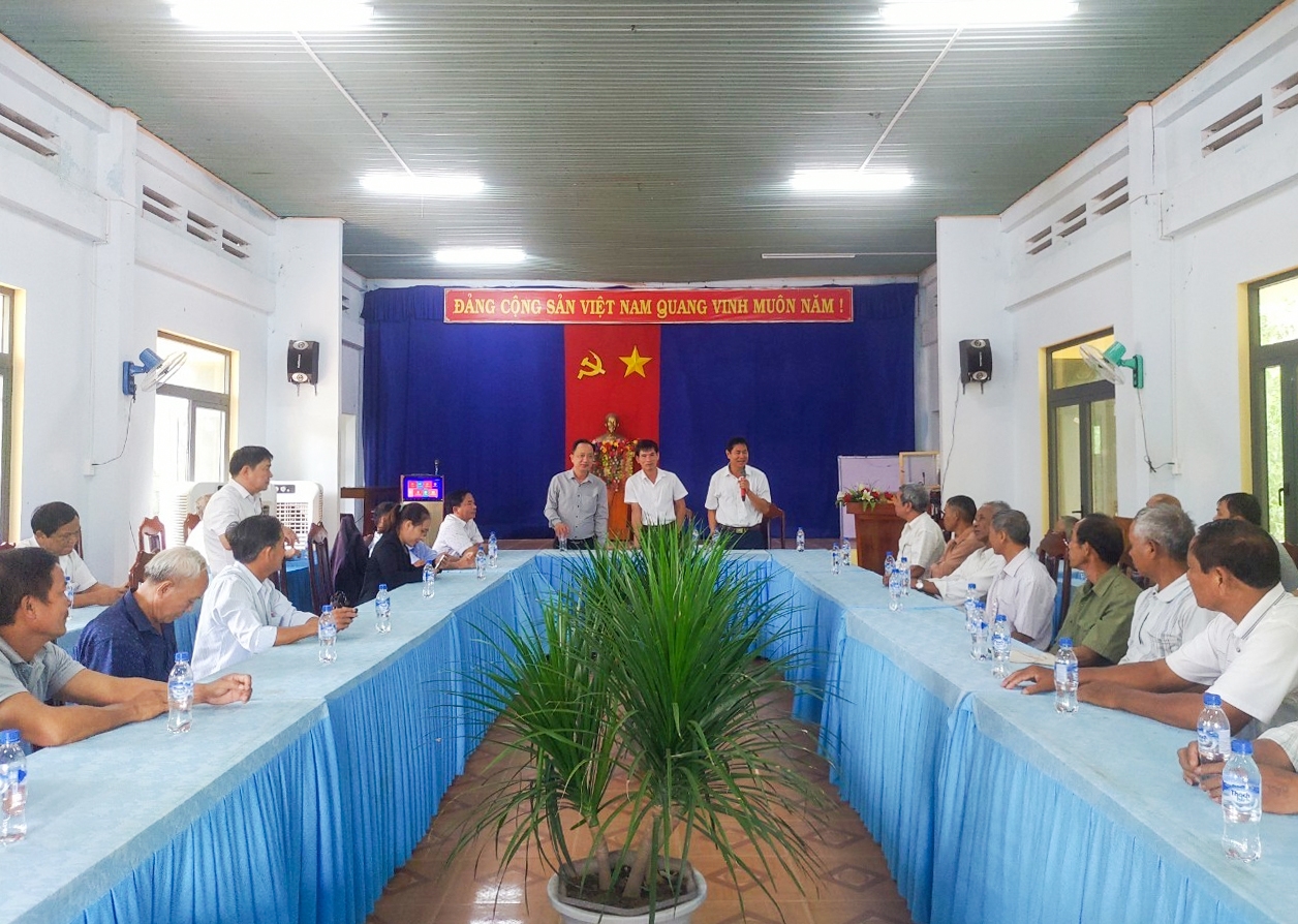 Đoàn đại biểu Người có uy tín tỉnh Đắk Lắk làm việc với UBND huyện Trà Bồng