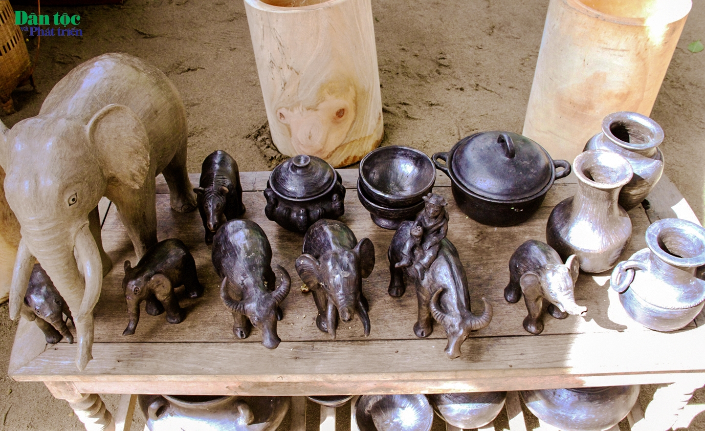 Sản phẩm gốm của người Mnông có màu đen được hun từ vỏ trấu 