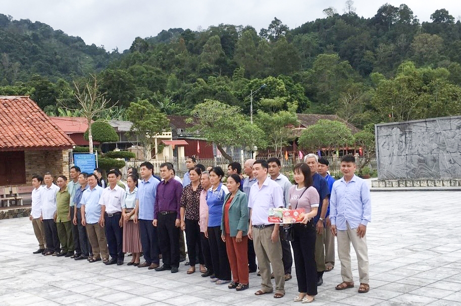 Đoàn đại biểu Người có uy tín tỉnh Bắc Kạn dâng hương tại Khu lưu niệm đồng chí Hoàng Văn Thụ tại huyện Văn Lãng, tỉnh Lạng Sơn.