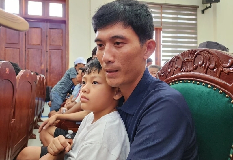 Ngư dân Võ Văn Sơn ôm chầm con trai ngay sau khi trở về