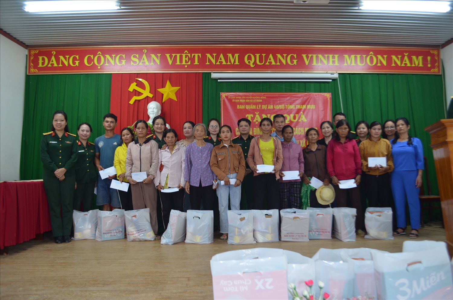 Đại diện Ban Quản lý dự án 46 và chính quyền địa phương trao quà tặng các gia đình chính sách, gia đình hộ nghèo trên địa bàn xã Cư Đrăm, huyện Krông Bông