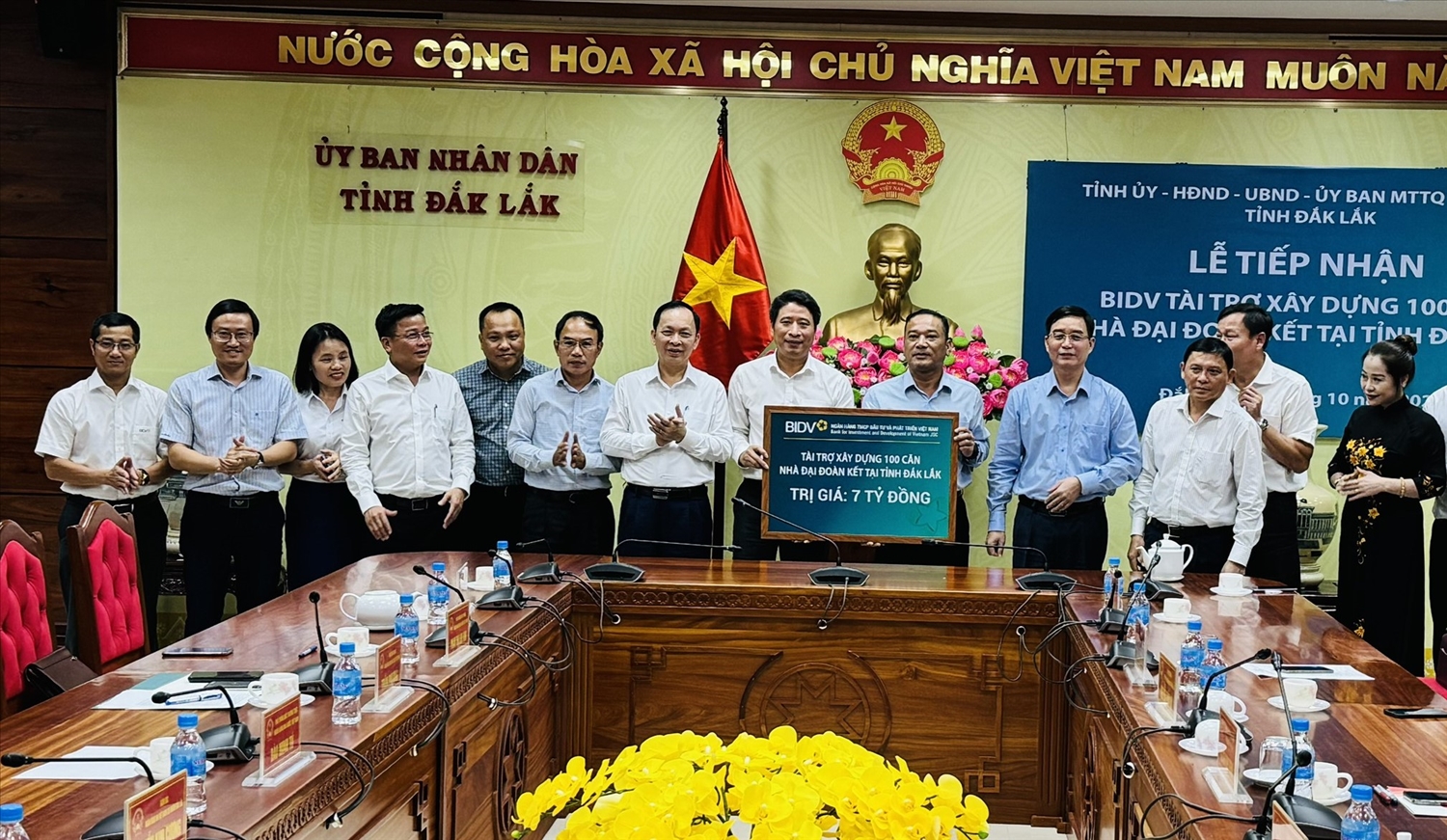 Đại viện phía Ngân hàng Thương mại cổ phần Đầu tư và Phát triển Việt Nam trao bảng tượng trưng